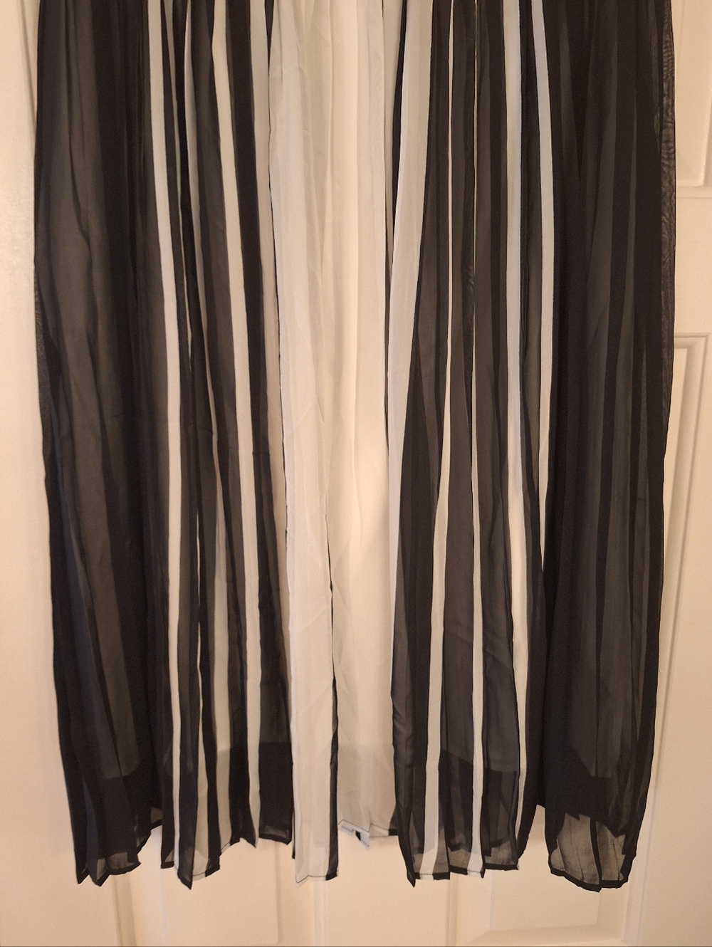 Eva Mendes Pleated Skirt - Picture 6 of 8